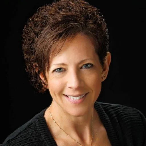 Lynnette Iverson headshot