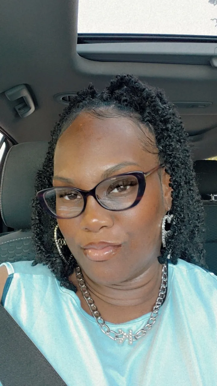 Katrina R Lyons headshot